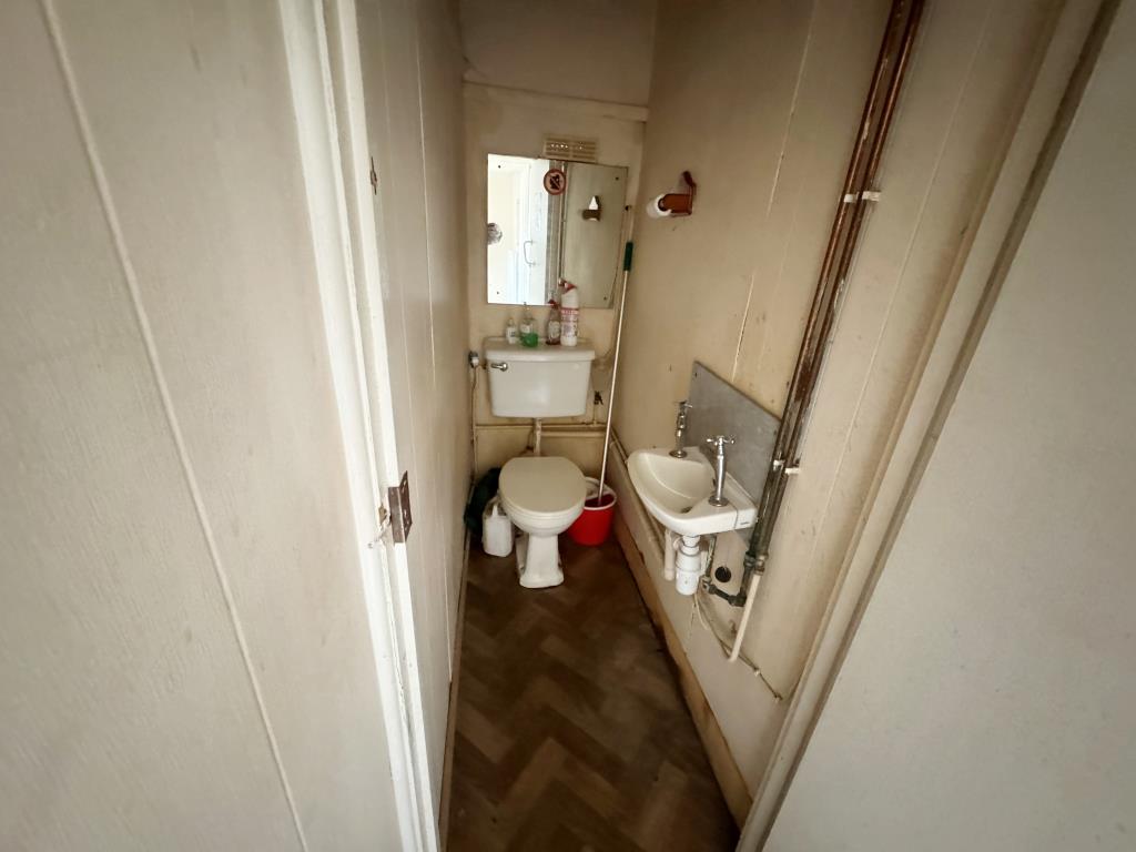 Lot: 94 - TOWN CENTRE SINGLE STOREY BUILDING WITH POTENTIAL - W.C.